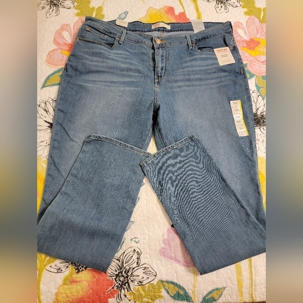 NWT Signature by Levis Strauss Ladies Straight Leg Jeans